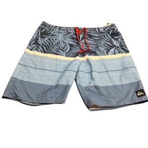 Quick Silver Men’s Board Shorts Swim Size 38